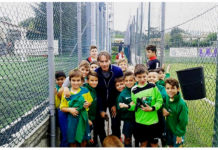 I bambini del 2008 della Us Sancascianese sorridenti con Enrico Chiesa