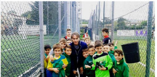 I bambini del 2008 della Us Sancascianese sorridenti con Enrico Chiesa