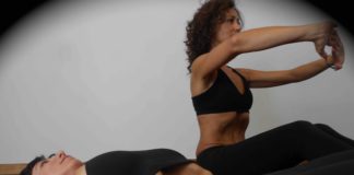 Gli esercizi per la pancia piatta che fanno bene alla schiena, da Arcoballando