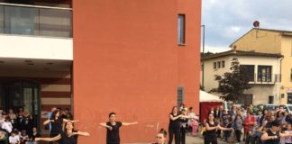 Una bella esibizione in piazza a Tavarnuzze per le giovani allieve di Arcoballando