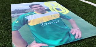 VIDEO / Duccio Dini è morto. A San Casciano sciarpe gialloverdi e un minuto di silenzio