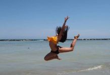 I momenti “ritmici” dell’estate, in spiaggia (e anche sugli alberi). Le foto delle ginnaste in vacanza