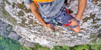 Oltre il limite che succede? Cosa accade a un uomo aggrappato a una parete di roccia…