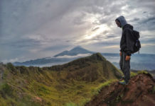 L’alba sul bordo del vulcano Agung: lo sbadiglio mattutino del demone della montagna