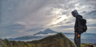 L’alba sul bordo del vulcano Agung: lo sbadiglio mattutino del demone della montagna