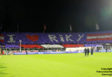 La coreografia per Riky e quelle scritte… molto strane. E una città senza più calcio