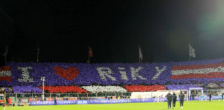 La coreografia per Riky e quelle scritte… molto strane. E una città senza più calcio