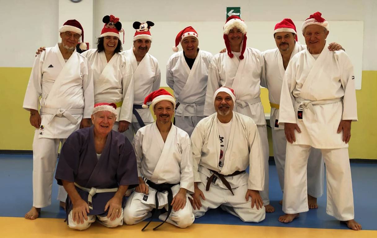 Auguri Di Natale Karate.Gli Auguri Di Natale Ai Lettori Di Sportchianti Dal Gruppo Di Karaterzeta All Antella Sportchianti