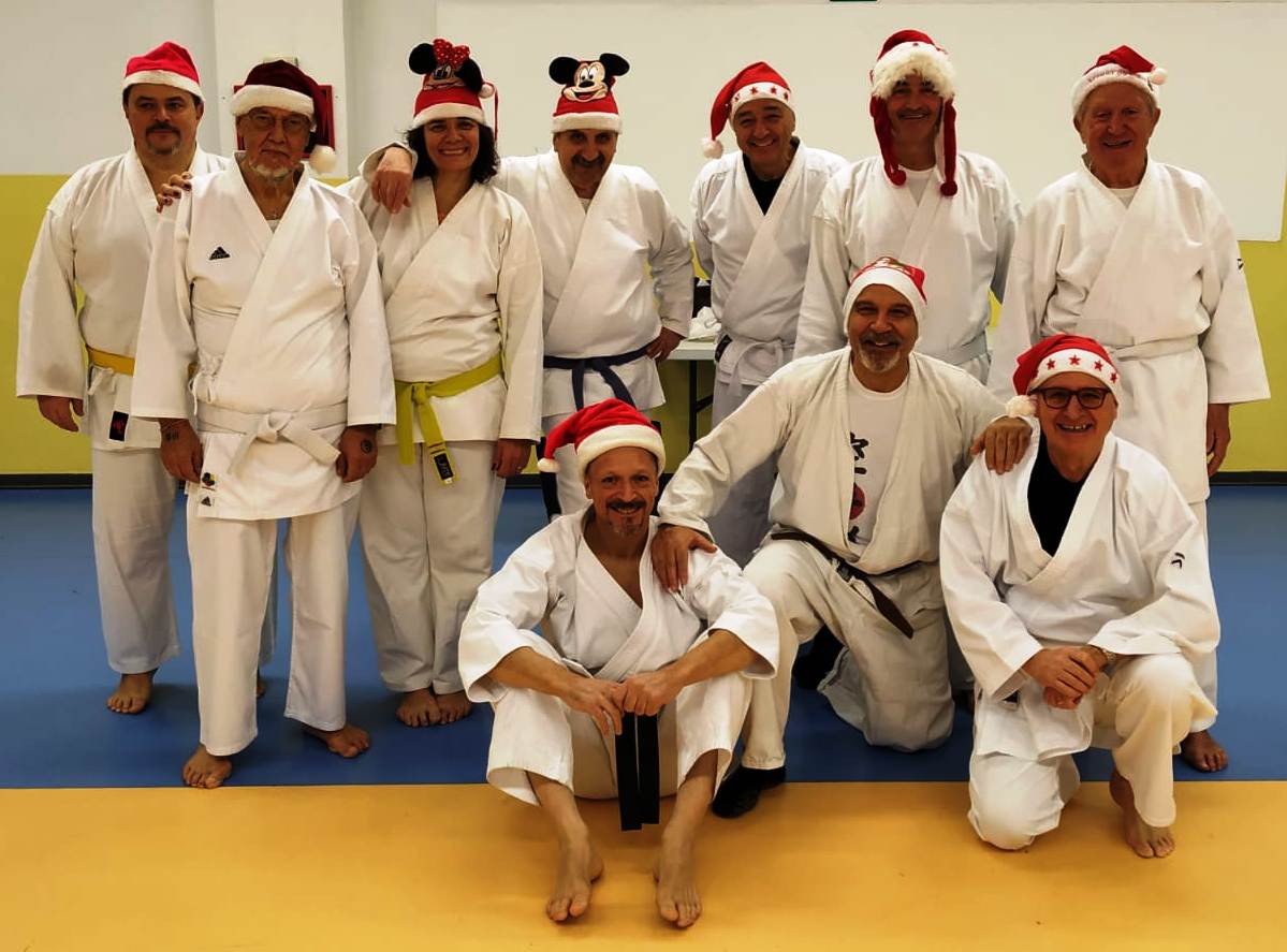 Auguri Di Natale Karate.Gli Auguri Di Natale Ai Lettori Di Sportchianti Dal Gruppo Di Karaterzeta All Antella Sportchianti