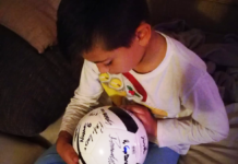Julian, 11 anni, e quel pallone con le firme dei calciatori della Sancascianese che fa commuovere