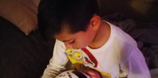 Julian, 11 anni, e quel pallone con le firme dei calciatori della Sancascianese che fa commuovere