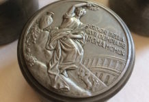 Olimpiadi, un senese disegnò le medaglie ufficiali (dal ’28 al 2000). Una mostra ad Asciano