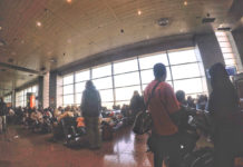 Tempesta di sabbia. Aeroporto di Jeddah. Qui da 8 ore. Persone. Storie. Caramelle e biscotti