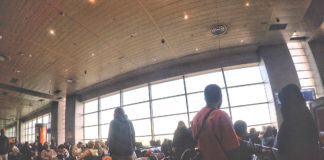 Tempesta di sabbia. Aeroporto di Jeddah. Qui da 8 ore. Persone. Storie. Caramelle e biscotti