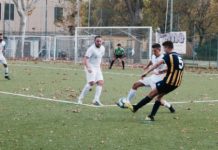 Corti risponde a De Vincentiis: Cubino-Grevigiana 1-1. Poi, al fischio finale, è show dell’arbitro