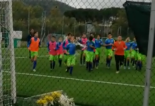 Una folla enorme per l’ultimo saluto a Giovanni Vitali. Poi il toccante omaggio dei suoi calciatori