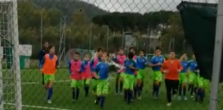 Una folla enorme per l’ultimo saluto a Giovanni Vitali. Poi il toccante omaggio dei suoi calciatori