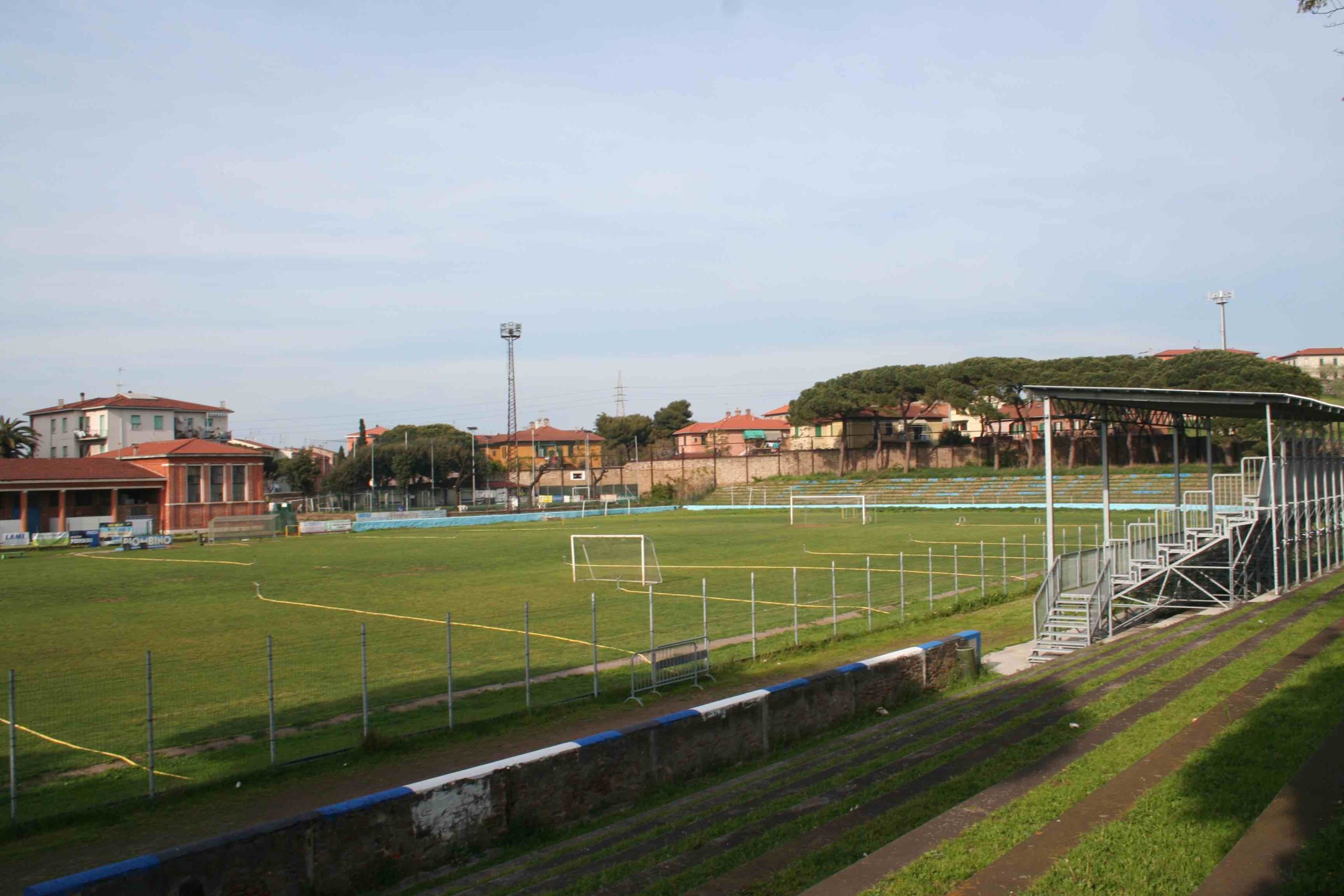 Rischio caduta alberi, chiuso lo stadio di Piombino. Rinviato il match del Lebowski