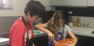 Fratello e sorella per un tortino alla carota e allo zenzero che è una… meraviglia