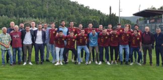 Torta a tema, sindaco e tanti sorrisi: la festa promozione della Chiantigiana