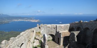 “Camminare in Toscana”: la Fortezza del Volterraio, una rocca in mezzo al mare dell’Isola d’Elba