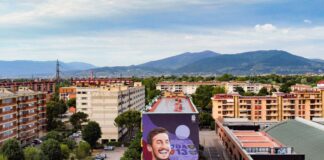 Davide Astori nel cuore dell’Isolotto: inaugurato in via Canova il murale di Rosk dedicato al capitano viola
