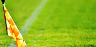 Guardalinee cerca di colpire l’arbitro lanciandogli la bandierina contro: oltre un anno di squalifica