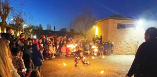 Fra fuoco e Babbo Natale sui trampoli: grande successo per la festa della Polisportiva Tavarnelle