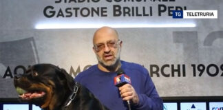 VIDEO / Roberto Malotti celebra la salvezza del Montevarchi portando il fedele… Taro in sala stampa