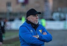 Alla guida del Leone dal 2020, ma il Poggibonsi ha deciso: “Sollevato dall’incarico mister Calderini”