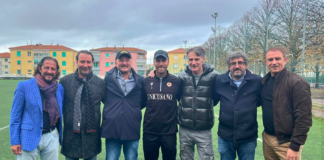 Metti una mattina a Livorno… Il saluto degli amici di Tavarnuzze a mister Collacchioni in vista del big-match da sinistra Protti, Bartolozzi, Del Sette, Collacchioni, Cai, Guarducci e Semplici
