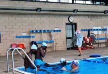 “Le lezioni di nuoto ai ragazzi ospiti del centro migranti a San Casciano. E penso a quei due ministri…”