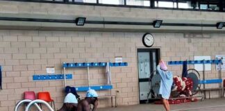 “Le lezioni di nuoto ai ragazzi ospiti del centro migranti a San Casciano. E penso a quei due ministri…”