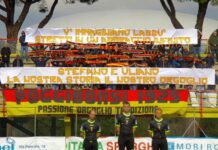 Poggibonsi, la coreografia in ricordo di Stefano Lotti e Uliano Vettori è da brividi