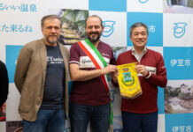 Quei pedali che uniscono mondi diversi: il sindaco di Gaiole Michele Pescini all’Eroica Japan