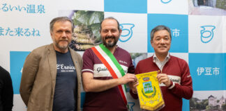 Quei pedali che uniscono mondi diversi: il sindaco di Gaiole Michele Pescini all’Eroica Japan