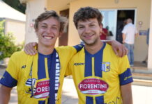 Due giovani tifosi dell’Olympique Marsiglia ieri si sono vestiti… di gialloblu
