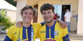 Due giovani tifosi dell’Olympique Marsiglia ieri si sono vestiti… di gialloblu