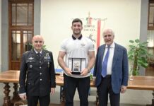 Il presidente Giani consegna il Pegaso d’Oro al pesista ripolese Leonardo Fabbri