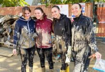 Le ragazze della Serie C del Chianti Volley danno una mano nella Piana coperta di fango