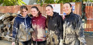 Le ragazze della Serie C del Chianti Volley danno una mano nella Piana coperta di fango