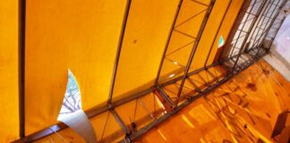 Vandali danneggiano (di nuovo) la tensostruttura del Cerbaia. La società: “Siamo stanchi”