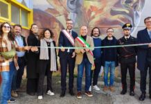 “Sanguis Jovis”: inaugurato il murale che adorna la facciata dal Palazzetto dello Sport di Strada in Chianti