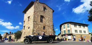 FOTO / Il passaggio della Mille Miglia da San Casciano: in tantissimi per “gustarsele” nel centro storico