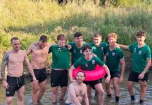 Promessa mantenuta: un gruppo di giocatori del Grassina (insieme ad Antonio Matteini) si è tuffato in Ema