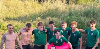 Promessa mantenuta: un gruppo di giocatori del Grassina (insieme ad Antonio Matteini) si è tuffato in Ema