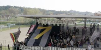 Lorenzo Calbi fa 200 partite in grigionero: e il Lebowski gli dedica una coreografia pazzesca