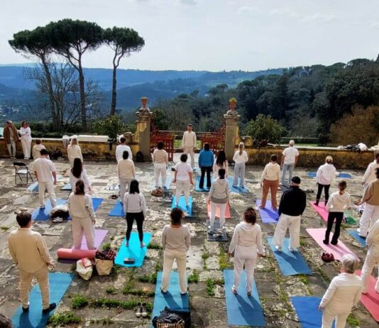 “Vestiti di bianco, uniti nella luce”: yoga, meditazione, qi gong a Villa Vrindavana