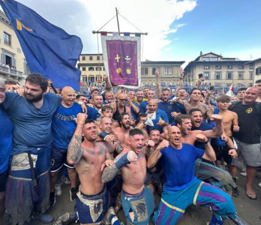 Calcio Storico Fiorentino: un sancascianese doc (Leonardo Fusi) in trionfo con gli Azzurri