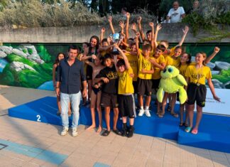 Virtus Buonconvento_finali regionali estive di nuoto Esordienti A_Premiazione squadra con vicesindaco Piccinelli